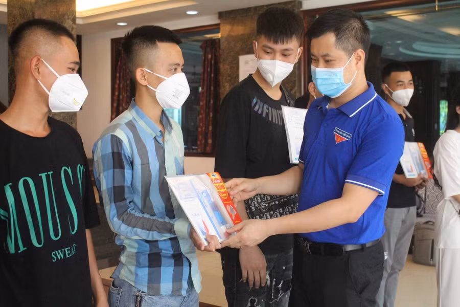 Anh Giáp Xuân Cảnh, Phó Bí thư Tỉnh đoàn Bắc Giang tặng quà động viên thí sinh dự thi tại TP Bắc Giang.