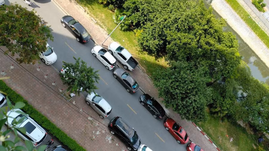 Ngoài phố Nguyễn Ngọc Vũ phương tiện đỗ thành hàng dài vi phạm quy định giãn cách xã hội.