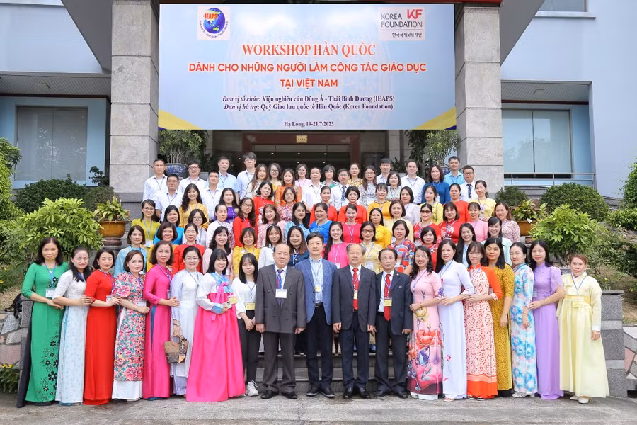 Các đại biểu chụp ảnh lưu niệm.