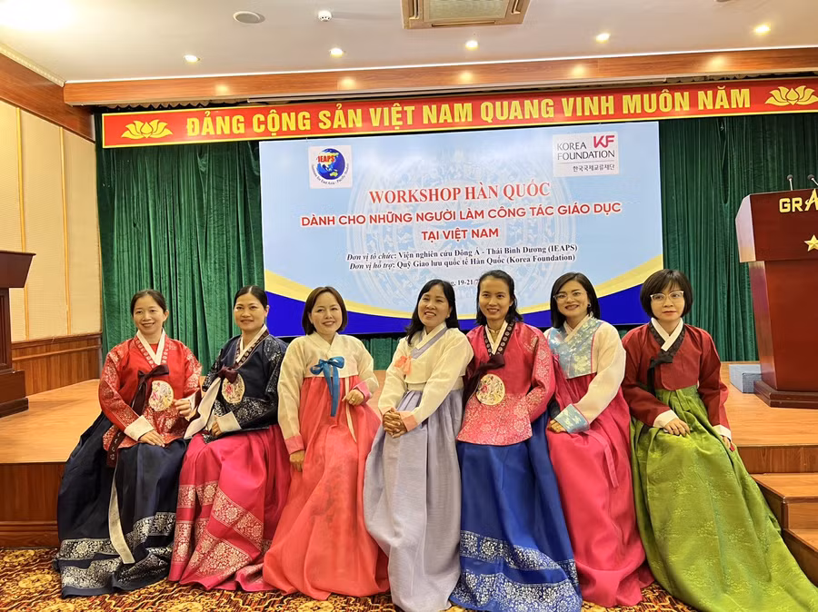 Các đại biểu trải nghiệm mặc trang phục truyền thống của Hàn Quốc (Hanbok).