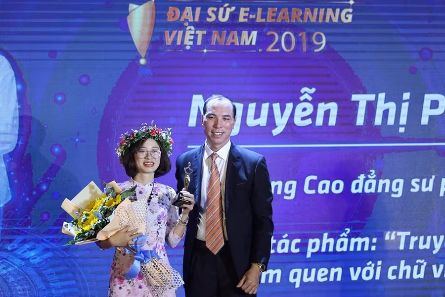 Phó Cục trưởng Cục Nhà giáo và Cán bộ Quản lý (Bộ GD&ĐT) Đặng Văn Bình trao giải cho cô Nguyễn Thị Phương – giáo viên trường Cao đẳng sư phạm Trung ương đã xuất sắc trở thành Đại sứ E-Learning Việt Nam 2019. 