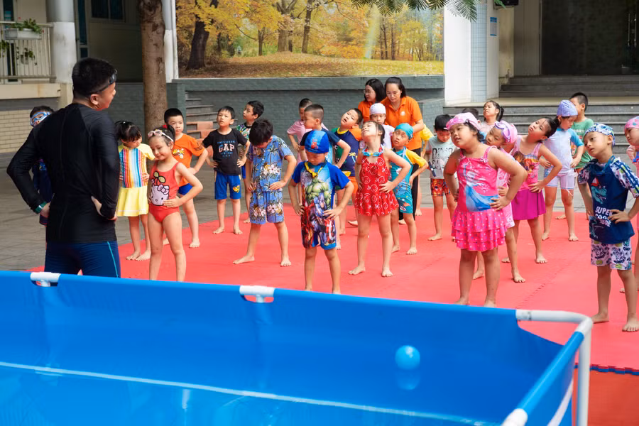 Học sinh khởi động trước khi vào học bơi. Học sinh khởi động trước khi vào học bơi.