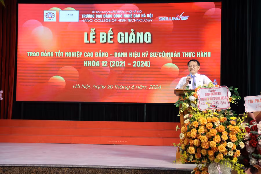 NGƯT.TS. Phạm Xuân Khánh - Hiệu trưởng Trường Cao đẳng Công nghệ cao Hà Nội phát biểu tại buổi lễ. NGƯT.TS. Phạm Xuân Khánh - Hiệu trưởng Trường Cao đẳng Công nghệ cao Hà Nội phát biểu tại buổi lễ.