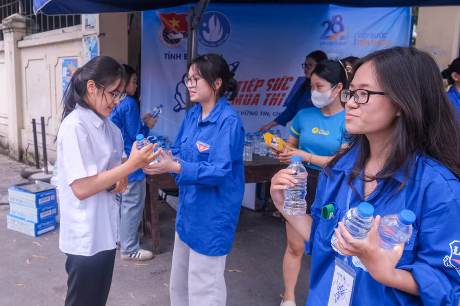 Hỗ trợ, động viên của thanh niên tình nguyện giúp thí sinh thêm tự tin đạt kết quả cao tại kỳ thi.