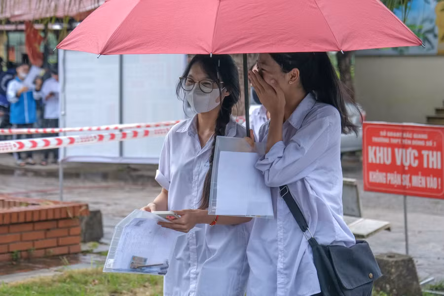 Thí sinh điểm thi trường THPT Yên Dũng số 1 đội ô đến điểm thi. Thí sinh điểm thi trường THPT Yên Dũng số 1 đội ô đến điểm thi.