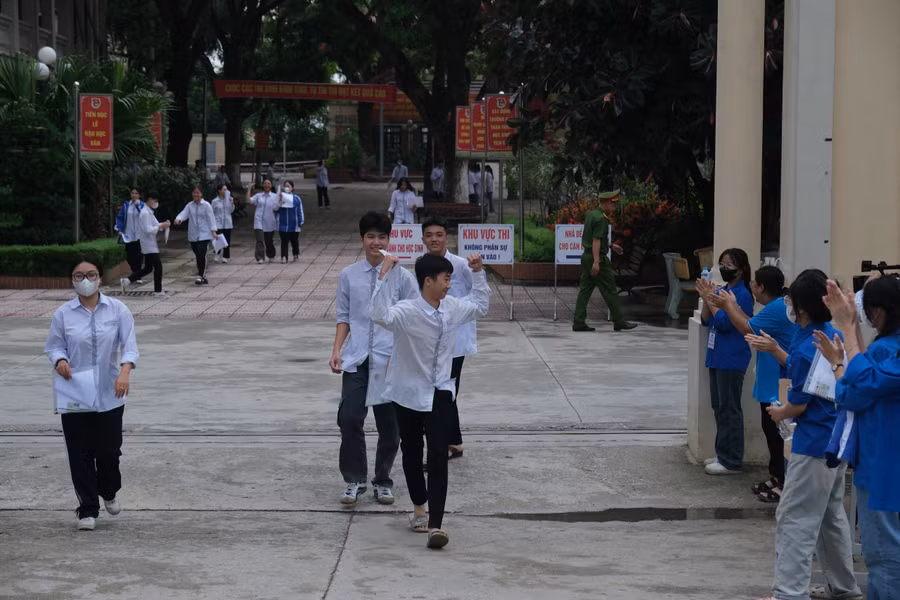 Thí sinh Bắc Ninh phấn khởi hoàn thành bài thi môn Ngữ văn.