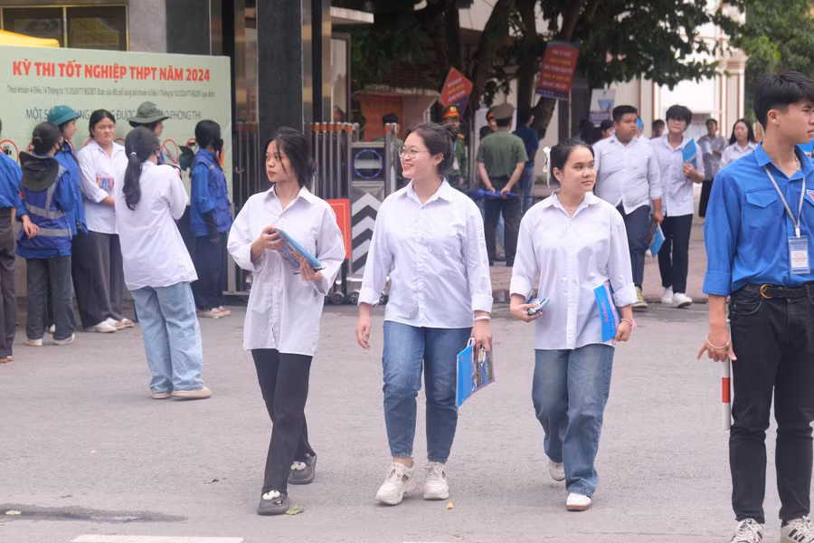 Thí sinh Bắc Giang hân hoan hoàn thành bài thi tổ hợp. Thí sinh Bắc Giang hân hoan hoàn thành bài thi tổ hợp.