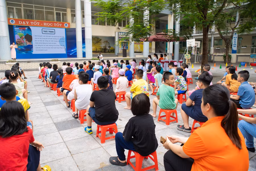 ThS. Đặng Thị Hải chia sẻ kỹ năng phòng tránh tai nạn thương tích, đuối nước cho học sinh. ThS. Đặng Thị Hải chia sẻ kỹ năng phòng tránh tai nạn thương tích, đuối nước cho học sinh.