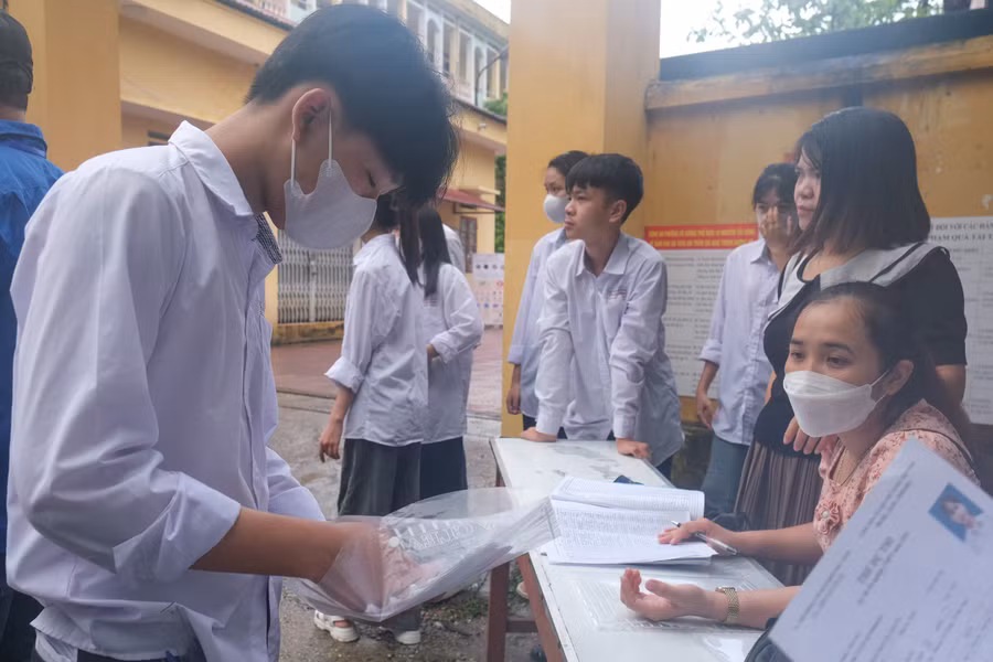Khoảng 6h sáng 27/6 nhiều thí sinh đã có mặt tại điểm thi trường THPT Nguyễn Du kiểm tra lại giấy tờ dự thi.