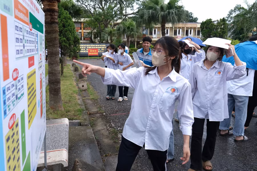 Thí sinh kiểm tra thông tin, phòng thi chiều 26/6.