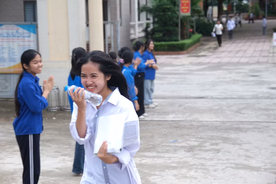 Thí sinh Bắc Ninh rạng rỡ sau bài thi môn Ngữ văn. Thí sinh Bắc Ninh rạng rỡ sau bài thi môn Ngữ văn.