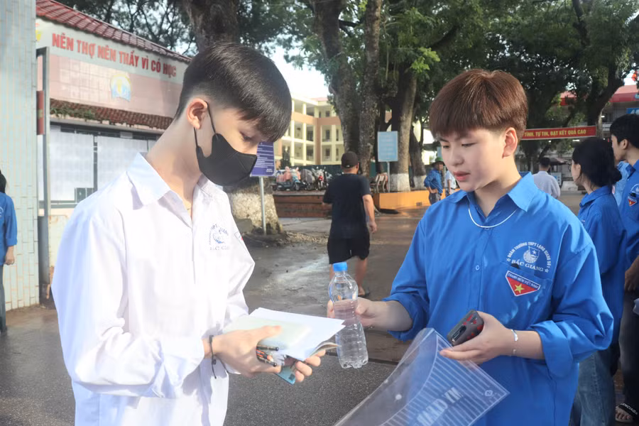 Thí sinh được tình nguyện viên tặng nước uống, động viên vững tin hoàn thành các bài thi. Thí sinh được tình nguyện viên tặng nước uống, động viên vững tin hoàn thành các bài thi.