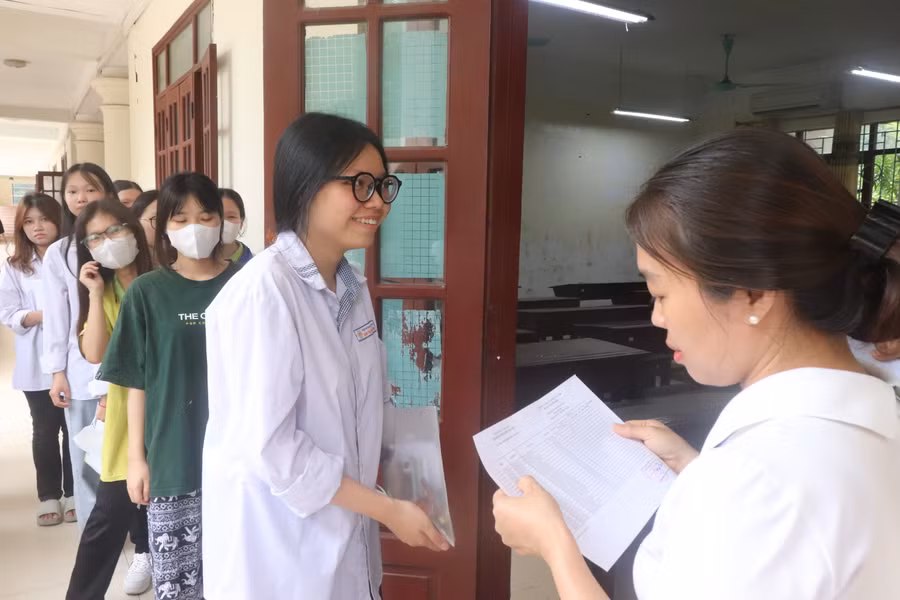 Thí sinh điểm thi Trường THPT Hàn Thuyên vào phòng làm thủ tục đăng ký dự thi. Thí sinh điểm thi Trường THPT Hàn Thuyên vào phòng làm thủ tục đăng ký dự thi.