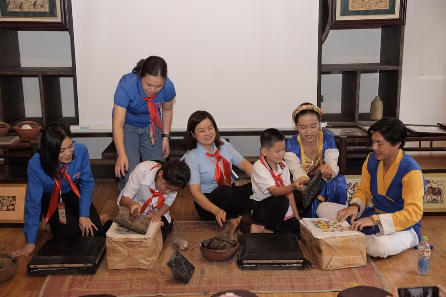 Các em tìm hiểu về nghệ thuật in tranh Đông Hồ và trải nghiệm in tranh.