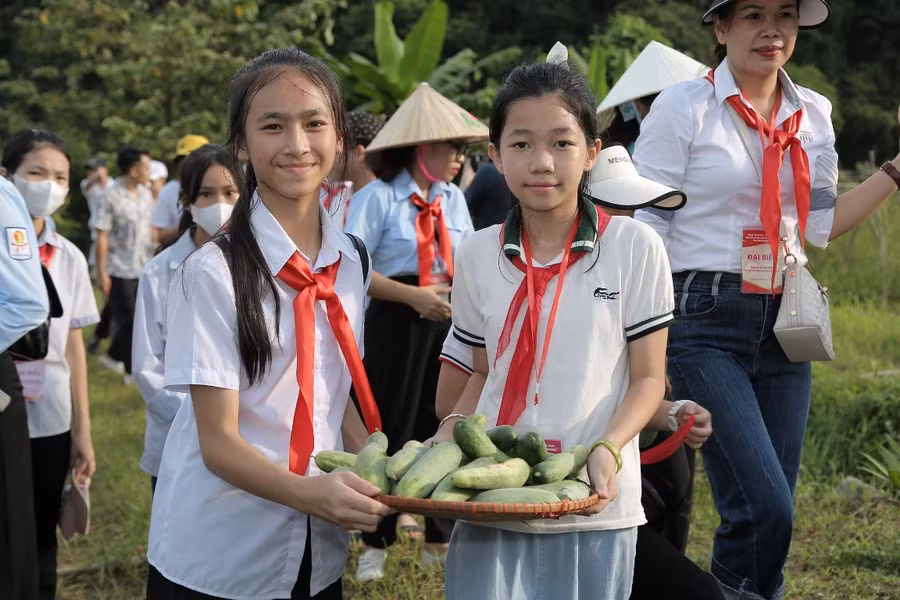 Hai bạn thiếu nhi khoe "chiến lợi phẩm".