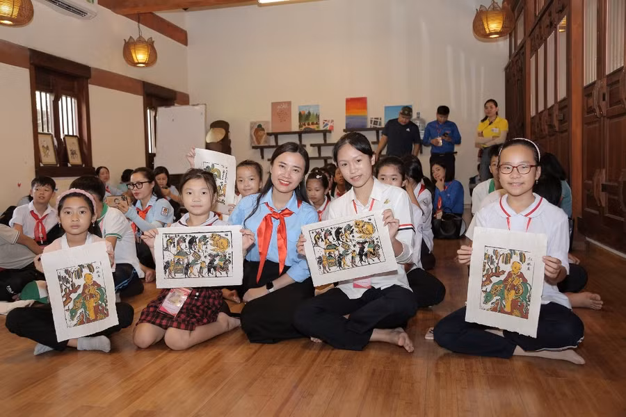 Những bức tranh do chính các em in ra.