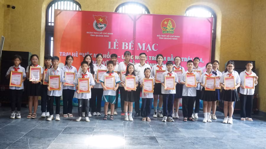 Ông Hoàng Văn Hải, Bí thư Tỉnh đoàn Quảng Ninh trao giấy chứng nhận tham gia trại hè cho các em thiếu nhi.