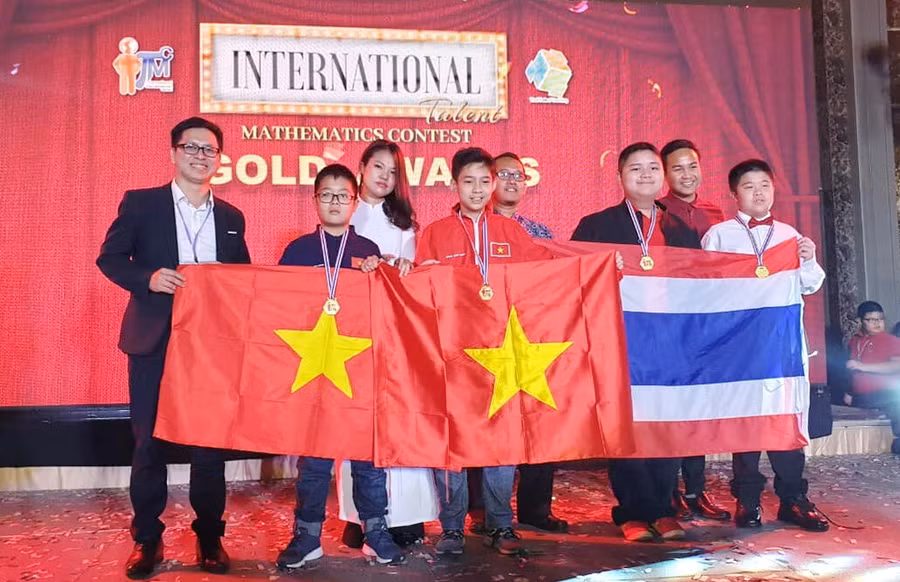 Hai học sinh đạt huy chương vàng (Từ trái sang): Trần Minh Đức và Nguyễn Duy Khôi