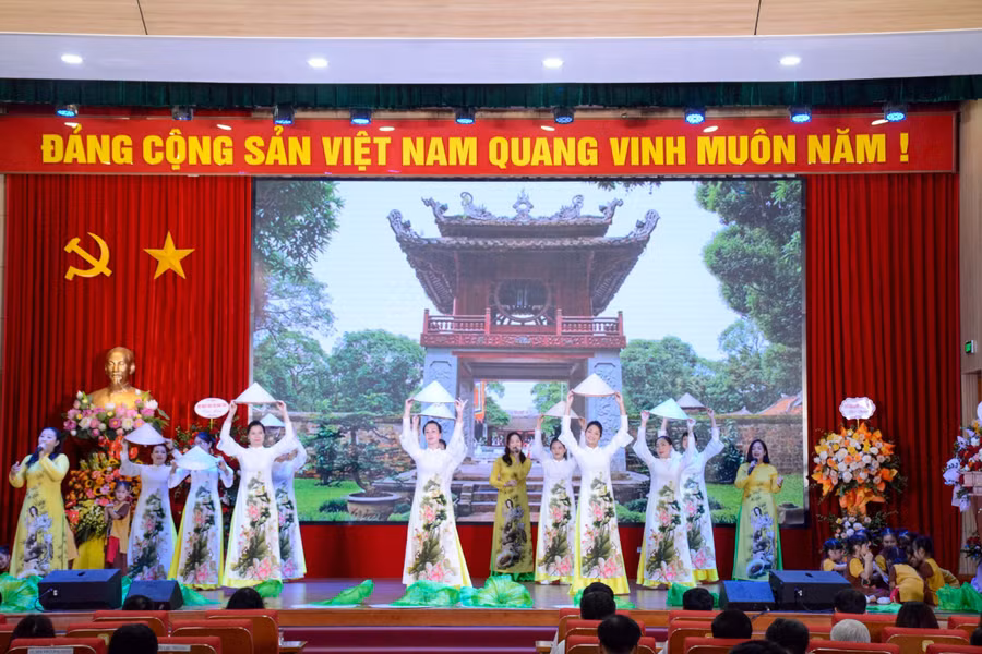 Văn nghệ chào mừng. Văn nghệ chào mừng.