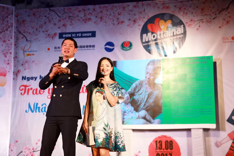 Đại sứ của chương trình - diễn viên Bình Minh và Lan Phương dẫn dắt màn đấu giá gây quỹ từ thiện