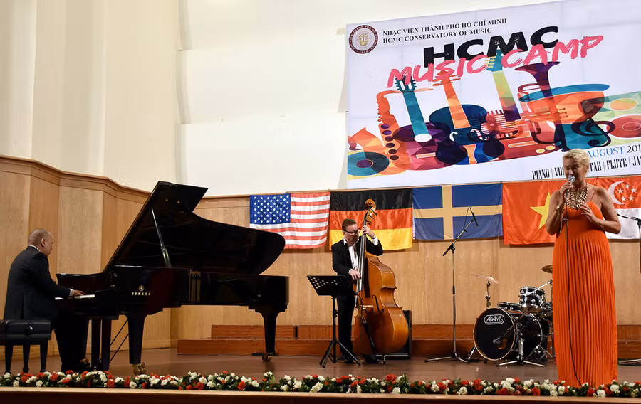 Tiết mục hòa tấu Jazz (Jazz ensemble) do các nghệ sĩ: Elisabeth Melander, Goran Schelin, Tiến mạnh, Hùng Cường trình diễn