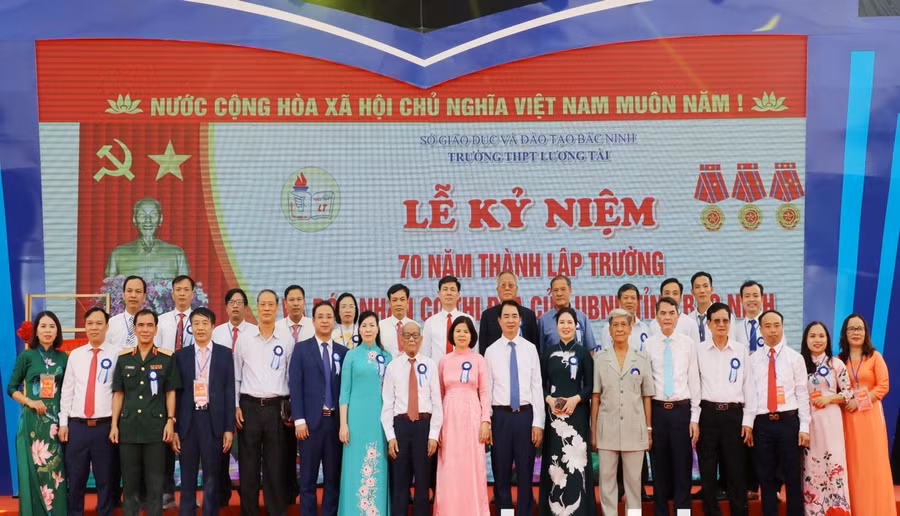 Chủ tịch UBND tỉnh Bắc Ninh - Nguyễn Hương Giang chụp ảnh lưu niệm với lãnh đạo và các thế hệ học sinh Trường THPT Lương Tài. Chủ tịch UBND tỉnh Bắc Ninh - Nguyễn Hương Giang chụp ảnh lưu niệm với lãnh đạo và các thế hệ học sinh Trường THPT Lương Tài.