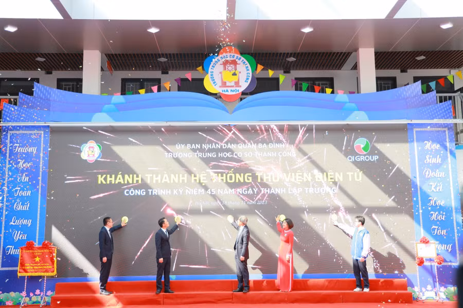 Đại biểu bấm nút khai trương thư viện số - công trình chào mừng 45 năm thành lập trường.