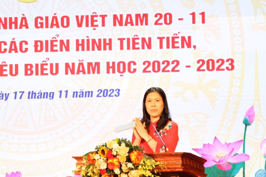Bí thư Quận uỷ Cầu Giấy - Trần Thị Phương Hoa phát biểu.