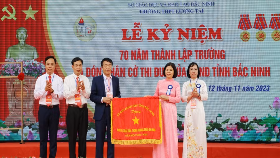 Chủ tịch UBND tỉnh Bắc Ninh Nguyễn Hương Giang trao Cờ thi đua cho Trường THPT Lương Tài.