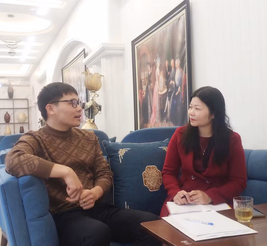 Nhà báo Thu Phong trò chuyện với thầy Ngọc.
