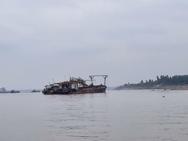 Hình ảnh tàu cát trên địa bàn xã Cổ Đô có dấu hiệu khai thác cát trái phép. Hình ảnh tàu cát trên địa bàn xã Cổ Đô có dấu hiệu khai thác cát trái phép.