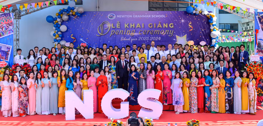 Tập thể cán bộ quản lý, giáo viên, nhân viên Trường Newton hân hoan khai giảng năm học mới.