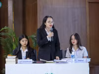 Sinh viên Trường Đại học Luật TPHCM trong một phiên tòa giả định. Ảnh: HCMULaw.