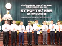 Tân Phó Chủ tịch UBND TPHCM Trương Minh Huy Vũ nhận hoa chúc mừng từ lãnh đạo TPHCM. Ảnh: Cổng TTĐT TPHCM.