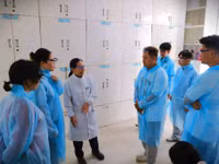 Sinh viên Trường Đại học Nông Lâm TPHCM trong một chương trình tham quan, tìm hiểu hoạt động nhà máy sản xuất thức ăn chăn nuôi. Ảnh: NLU.