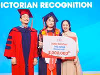 Thủ khoa Phạm Phương Doanh tại lễ tốt nghiệp. Ảnh: UEF.