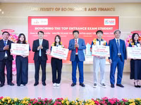 Trường Đại học Kinh tế - Tài chính TPHCM tuyên dương, khen thưởng tân sinh viên thủ khoa đầu vào. Ảnh: UEF.