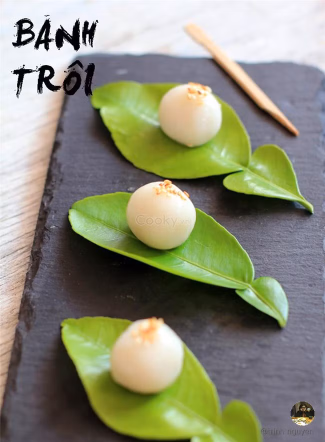 Bánh trôi làm bằng bột nếp với những miếng đường bên trong.