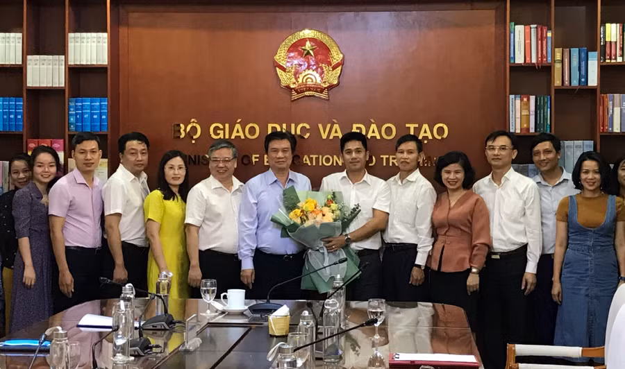 Thứ trưởng và các đồng nghiệp chúc mừng tân Phó Vụ trưởng Nguyễn Xuân Thủy