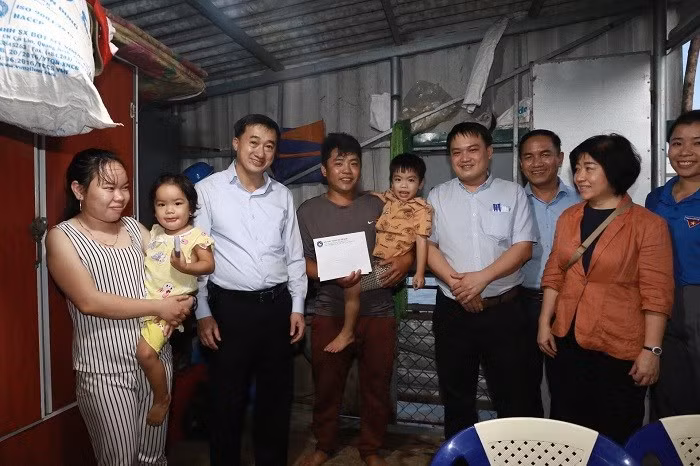 Khám bệnh, cấp phát thuốc miễn phí cho nhân dân các tỉnh miền Trung