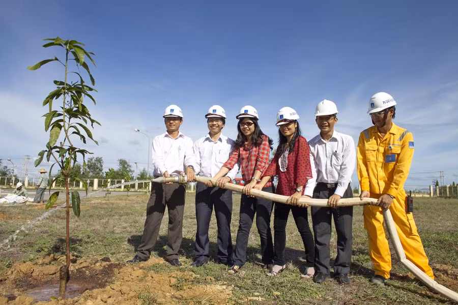 Chung tay trồng cây phủ xanh công trình khí và vùng dân cư. Đảng bộ PV GAS – điển hình trong phong trào "dân vận khéo"