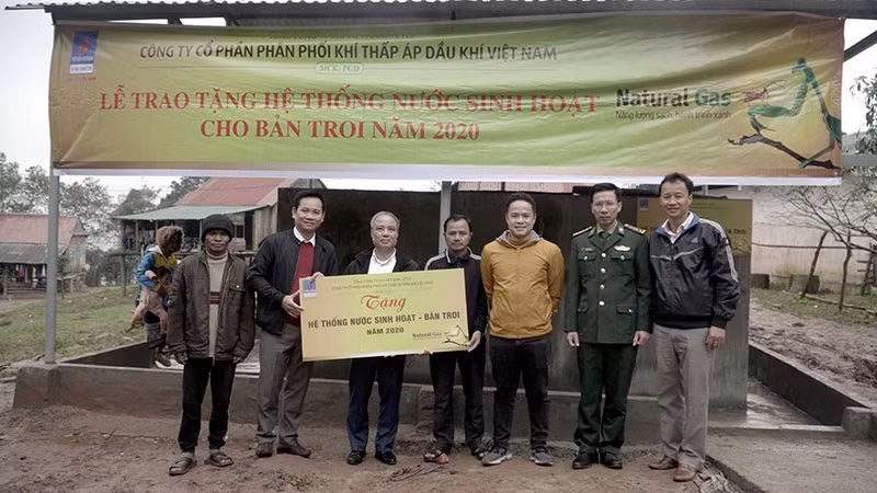 Công ty Cổ phần Phân phối Khí thấp áp Dầu khí Việt Nam (PV GAS D) phối hợp trao hệ thống nước ngọt cho đồng bào xã Thượng Trạch, huyện Bố Trạch, Quảng Bình. Tích cực triển khai an sinh xã hội, chia sẻ yêu thương Xuân Tân Sửu 2021
