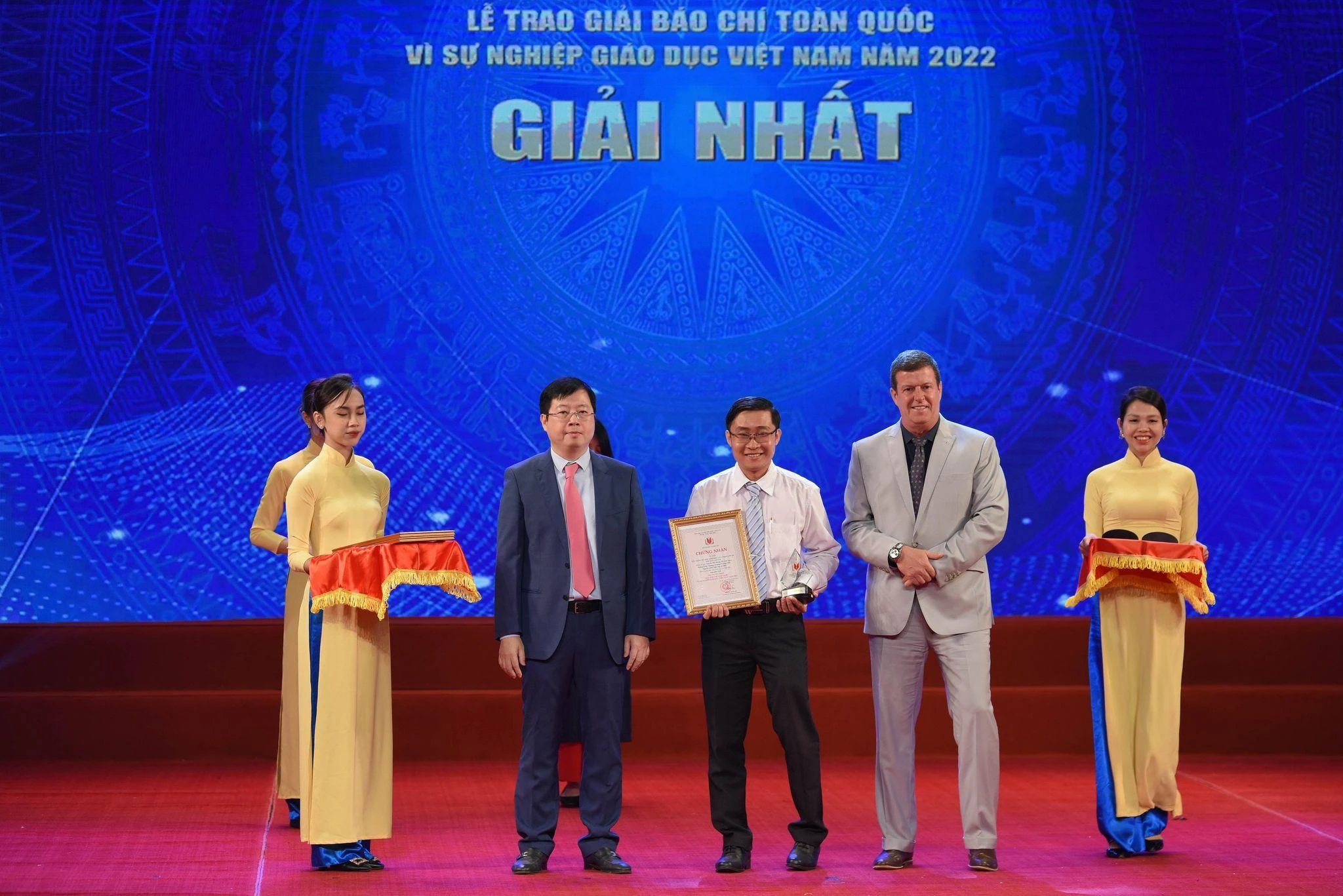 Thứ trưởng Bộ TT&TT Nguyễn Thanh Lâm và ông Rick Benett - Phó Hiệu trưởng Trường ĐH Anh quốc Việt Nam trao giải cho các tác giả đạt giải Nhất. Thứ trưởng Bộ TT&TT Nguyễn Thanh Lâm và ông Rick Benett - Phó Hiệu trưởng Trường ĐH Anh quốc Việt Nam trao giải cho các tác giả đạt giải Nhất.