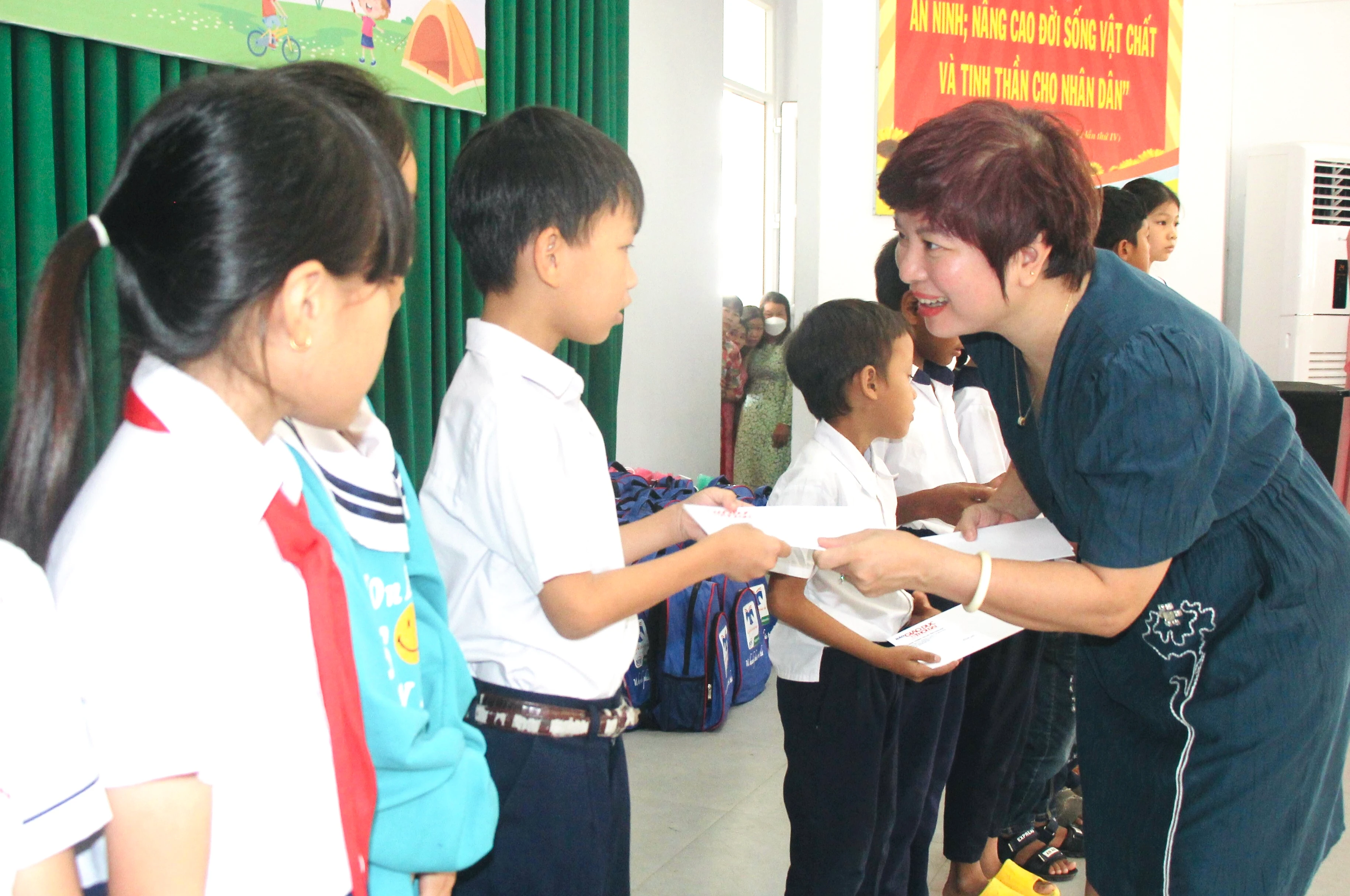 Nhà báo Dương Thanh Hương trao học bổng cho học sinh. Nhà báo Dương Thanh Hương trao học bổng cho học sinh.