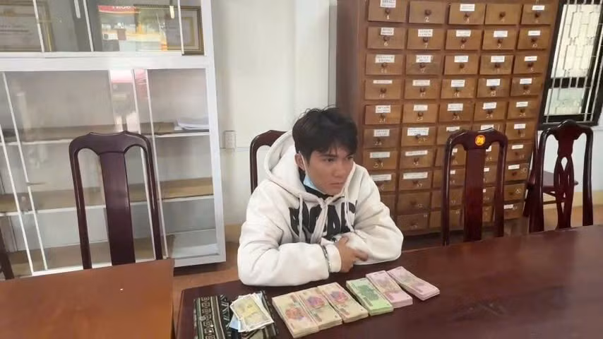 Phan Đình Tư cùng tang vật tại cơ quan Công an. (Ảnh: S.Đ)