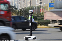 canh-sat-robot-xuat-hien-giua-duong-pho-khien-nguoi-dan-bat-ngo-4.jpg