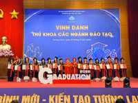 Các thủ khoa được vinh danh.