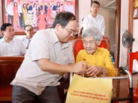 Bí thư Tỉnh ủy Quảng Ninh Quản Minh Cường tặng quà tri ân Mẹ Việt Nam Anh hùng Nguyễn Thị Huệ.
