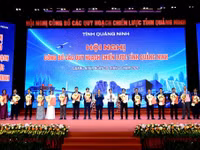 Lãnh đạo tỉnh Quảng Ninh trao Quyết định chấp thuận chủ trương đầu tư, Giấy chứng nhận đăng ký đầu tư cho đại diện các dự án.