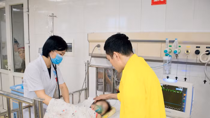 Hiện bệnh nhi tỉnh táo, tiếp xúc tốt và tiếp tục được điều trị, theo dõi sát. Ảnh: BVCC. 